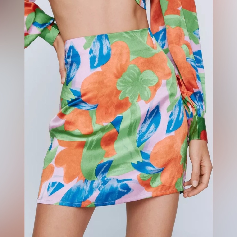 NWT Nasty Gal Green Bold Floral Print Satin Mini Skirt, 4